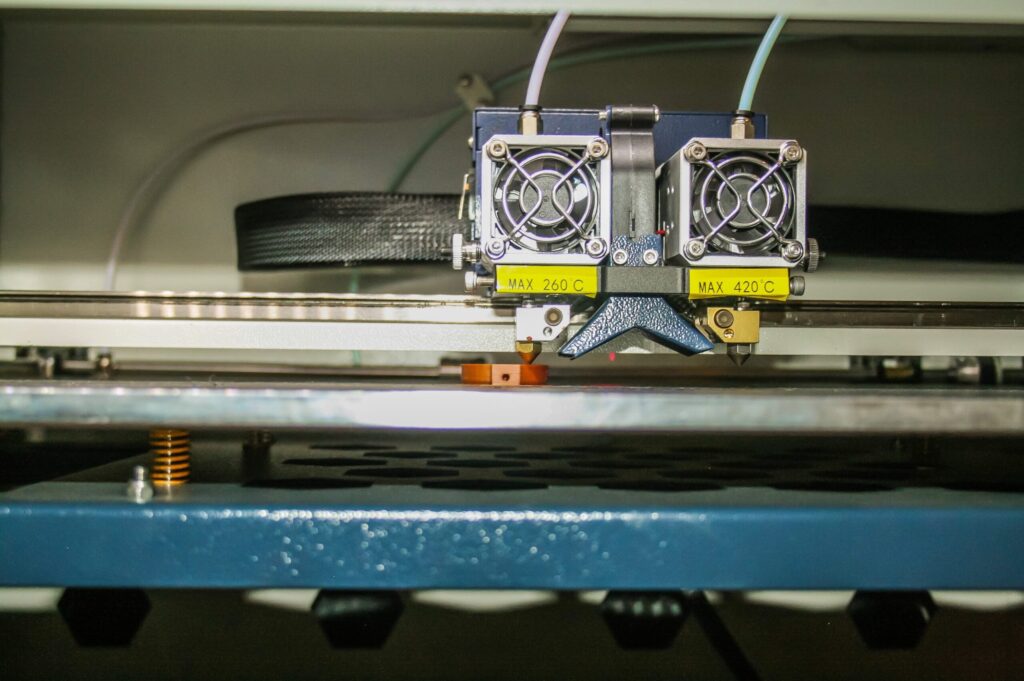 Industrieller 3D-Drucker für präzise und belastbare technische Bauteile